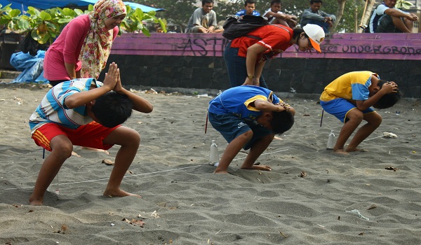 Lomba Memasukkan Paku atau Pensil Kedalam Botol