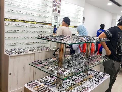 mata di kedai cermin