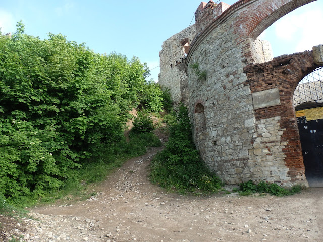 Wejście na zamek Rudno od frontu