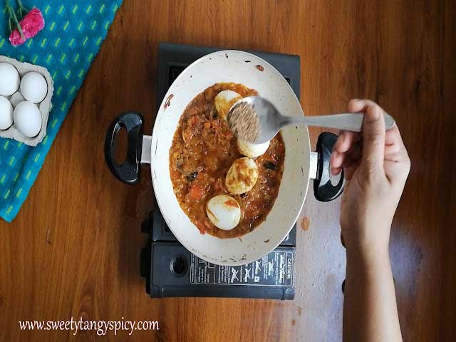 A sprinkle of freshly ground black pepper over the aromatic mixture, the final touch to elevate the flavors of Kerala Egg Roast.