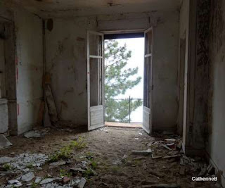 urbex-P.A.C.A.-maison-mutilée-éventrée-corniche-d'or-jpg