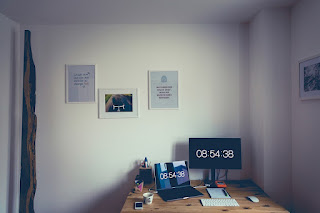 un espace de bureau dans un coin d’une pièce