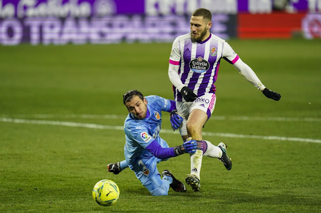 Weissman encara a Jaume Domenech que cometería penalti. Pero la jugada fue anulada por fuera de juego previo. REAL VALLADOLID C. F. 0 VALENCIA C. F. 1. 10/01/2021. Campeonato de Liga de 1ª División, jornada 18. Valladolid, estadio José Zorrilla. GOLES: 0-1: 77’, Carlos Soler.