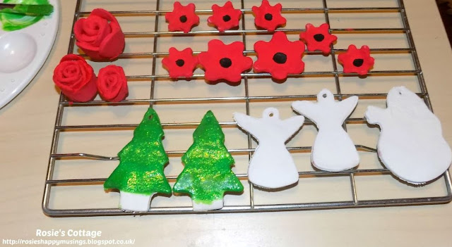 Fun with air dry clay and DIY tree ornaments: I had so much fun with air dry clay recently I wanted to try to make some DIY tree decorations :) 