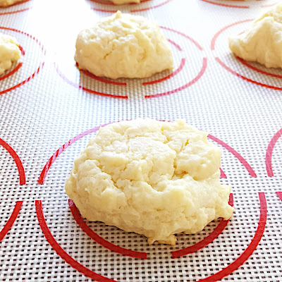 Quick and Easy Cheesecake Cookie Recipe by www.smokeandvanilla.com - Soft and decadent cream cheese cookies topped with cream cheese buttercream and a dusting of brown sugar and cinnamon. http://bit.ly/2n7WTGu