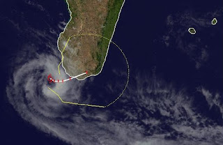 Zyklon GIOVANNA bei Madagaskar wahrscheinlich keine Gefahr mehr für La Reunion und Mauritius, Indischer Ozean Indik, Zyklonsaison Südwest-Indik, Giovanna, Madagaskar, Mauritius, aktuell, Satellitenbild Satellitenbilder, Vorhersage Forecast Prognose, Februar, 2012, Verlauf, Zugbahn,