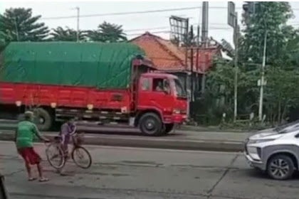 Viral, Emak-emak di Pemalang Hadang Mobil Di Jalan Raya