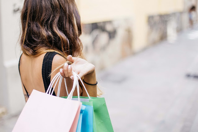 mujer con bolsas en la mano