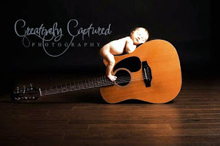 Gambar bayi tidur di atas gitar lucu banget