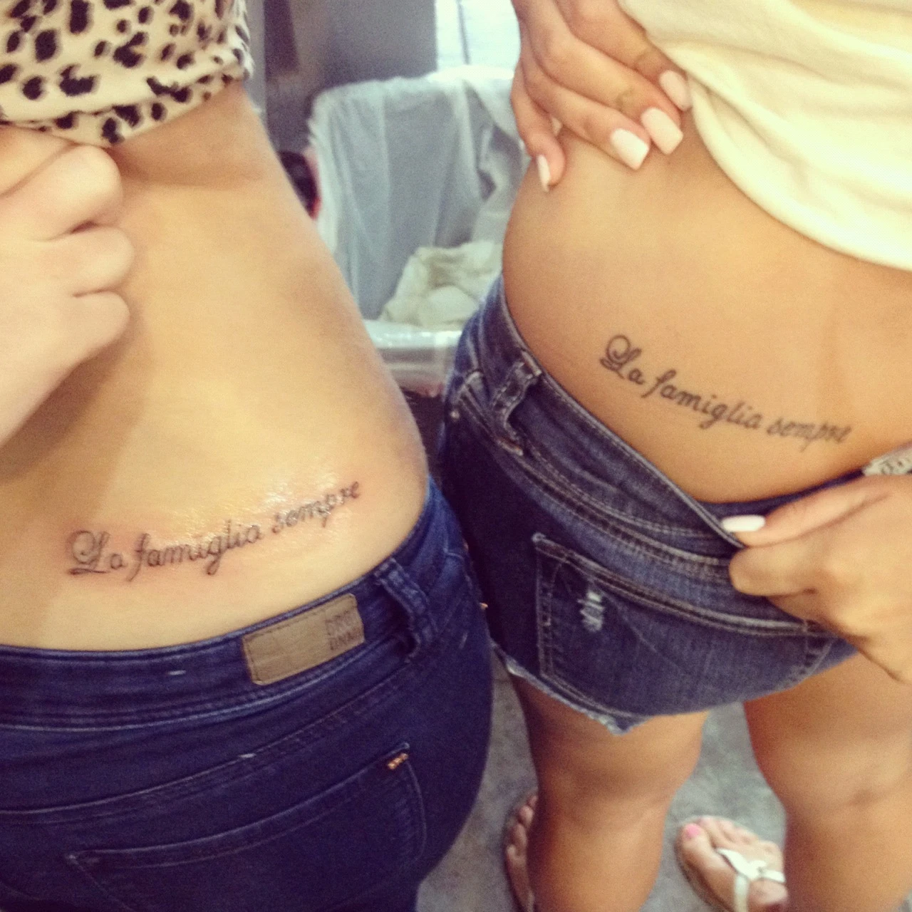 dos chicas con la cadera tatuada con frase de hermanas