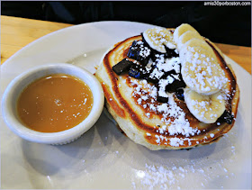 Chocolate Chunk Pancakes with Banana $17 en Clinton St. Baking Company, Nueva York