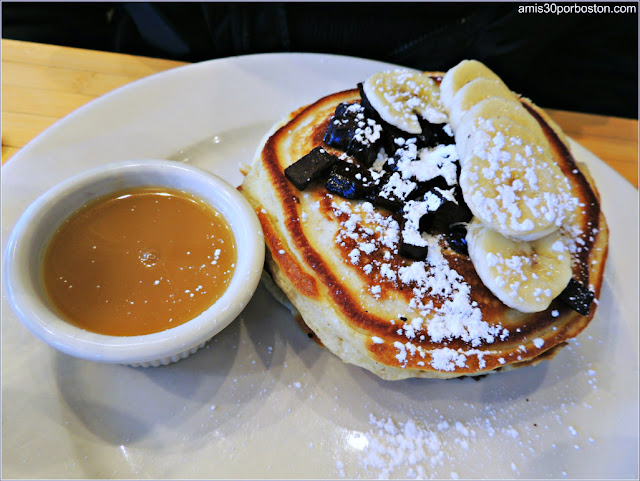 Chocolate Chunk Pancakes with Banana $17 en Clinton St. Baking Company, Nueva York