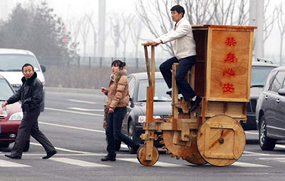 Un chino recrea la primera bicicleta de la historia   y ahora rueda con ella por las calles de China