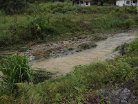 Trechos com telas seguram lixo e pedras