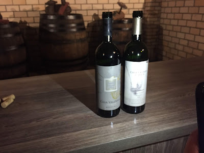 Dois vinhos da Casa Valduga em cima da mesa