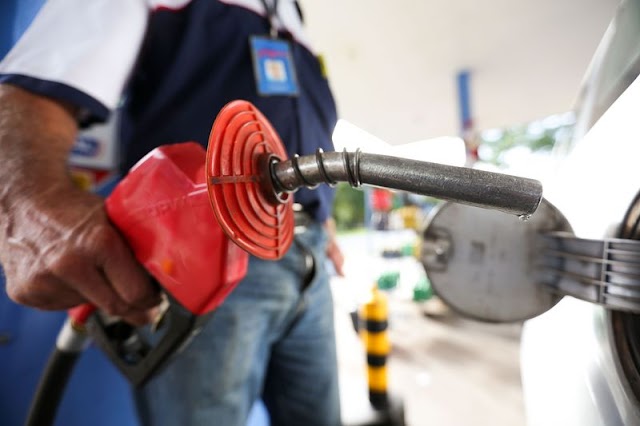 Gasolina pode subir até R$ 0,68 após virada do ano, diz presidente do Sindipetro-PB