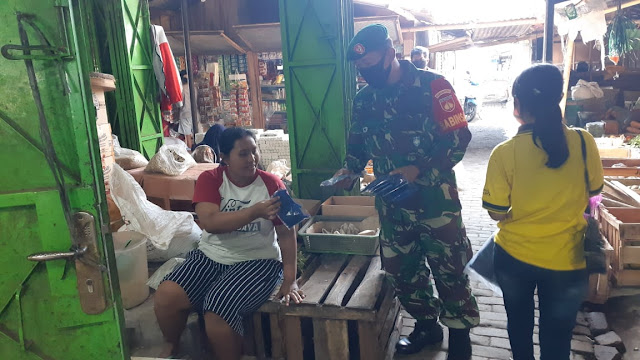 Peduli Pasar Babinsa bagikan Masker cegah COVID 19