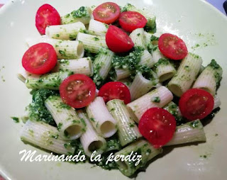 Pasta con pesto de espinacas, tomates cherry y salmón marinado