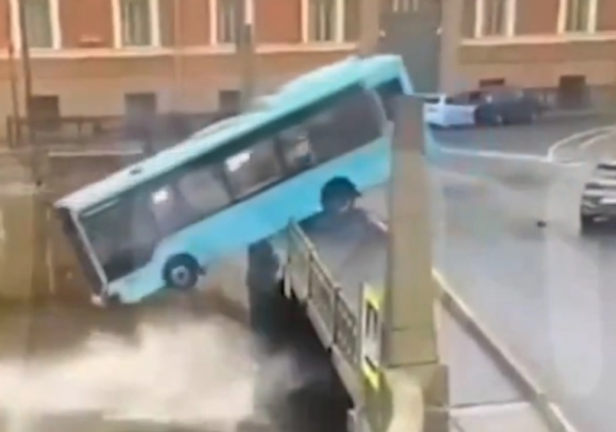 Tragedia a San Pietroburgo: autobus con passeggeri 'precipitato' in un fiume, 3 morti