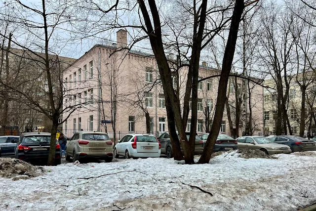 Михалковская улица, дворы, «Специальное учебно-воспитательное учреждение № 1» (здание построено в 1958 году)