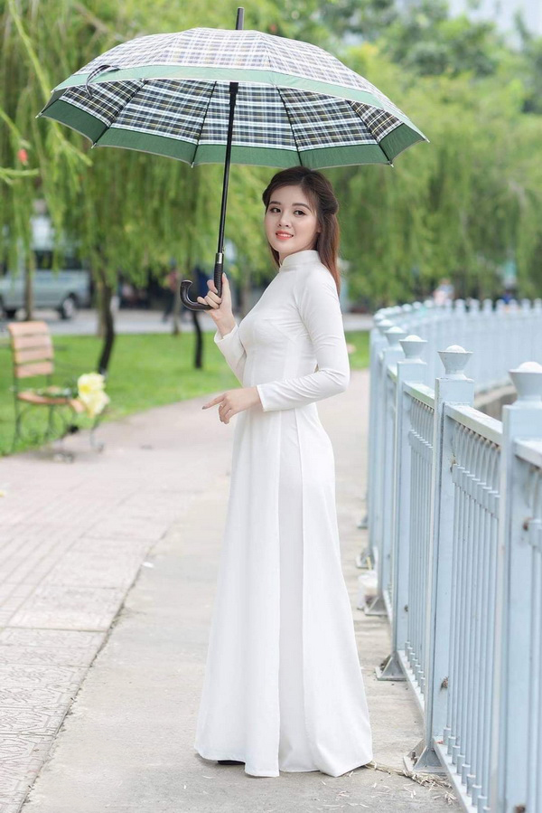 Thiếu nữ áo dài trắng cầm dù