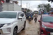 Banjir Sidrap: Aksi Kasat Binmas Polres dalam Mengurai Kemacetan dan Membantu Warga