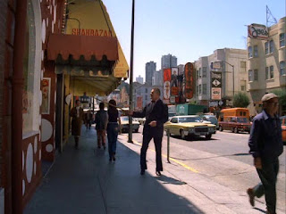 Hombre anuncio haciendo de reclamo para un espectáculo indecente en una acera bastante decente - La condecoración por treinta años de servicio - Las calles de San Francisco