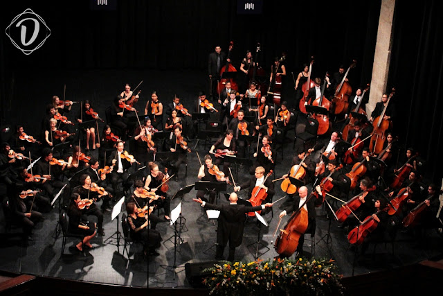 David Curtis and the Orchestra of the Swan performing in Mexico