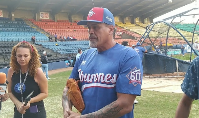 El equipo del Cardenales de Lara aún no ha nombrado de manera oficil a su manager para la próxima temporada 2023-2024, pero se barajan algunos nombres, incluyendo el de Henry Blanco.  Carlos Miguel Oropeza, gerente general del Cardenales de Lara, confirmó tak versión en el podcast El Infield, conducido por los comunicadores Efraín Zavarce, Freddy Chersia y Carlos Valmore Rodríguez.   «Se ha venido avanzando (al respecto) y Henry (Blanco) es uno de los candidaros finalistas que tenemos. El proceso ha sido un poco tardío, principalmente porque en el proyecto inicial Henry no estaba dentro de nuestra lista de candidatos, porque no presumiamos que iba a estar disponible para dirigir», declaró el ejecutivo en el mencionado podcast.  Blanco viene de ser el dirigente de los Tiburones de La Guaira en la temporada anterior, equipo al cual llevó hasta la final, la cual perdió frente al Caracas 4-2.  Cuando se le preguntó sobre otros nombres disponibles para el puesto, Oropeza dijo que dentro de la organización nunca se ha especulado al respecto y que no era su estilo filtrar ese tipo de informaciones.   «Lo que sí te puedo confirmar en este momento es que, además de Henry Blanco, tenemos otro candidato a manager y no es venezolano», soltó Oropeza.  Oropeza no dio una fecha para dar el anuncio oficial, pero sí recalcó que la noticia la dieron a conocer en un corto plazo, a finales de abril, principios de mayo».  LEER TAMBIÉN:  5 caras conocidas en el nuevo staff de coaches de los Tigres de Aragua  «Cardenales es un equipo con historia y muy serio a la hora de dar a conocer noticias importantes. Pienso que el nombre del nuevo mánager se revelará entre finales de abril y principios de mayo. La idea es darle al nuevo mandamás el tiempo suficiente de ir amoldando sus piezas de cara al próximo torneo”.  CARLOS MIGUEL OROPEZA   (Alfredo Villasmil Franceschi)   Foto: Prensa Tiburones