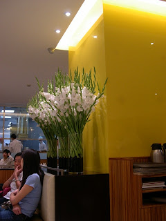 花也是我欣賞這餐廳的一部份，你看真一點，那些是劍蘭呀，但很潮！
