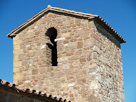 Detall del campanar amb la finestra d'arc de ferradura