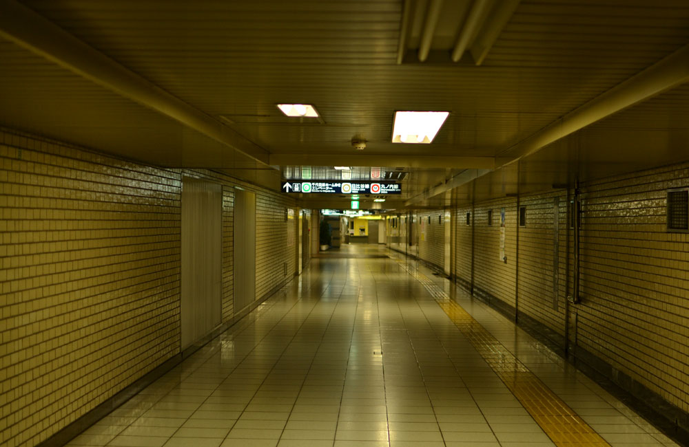 駅の連絡通路の写真