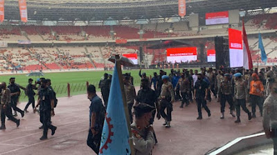 Diguyur Hujan, Kapolri Jenderal Listyo Sigit Tetap Semangat Sapa Buruh di May Day Fiesta