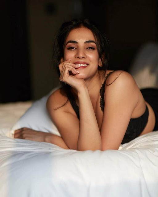 Sonal Chauhan : Height, weight, Age, Networth, Birthday, Wiki, Bio, Hot Images, Bold Images, Stunning Images