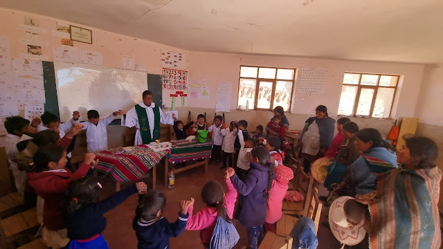 Sehen Sie uns heute Morgen in der Bildungseinheit von Llavisa, wie wir die Schulmaterialien an die Kinder liefern. Die sehr glücklichen Schüler empfingen die Spenden und danken ihnen ganz herzlich. Llavisa Potosi – Bolivien