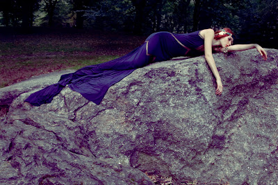 woman laying on rock, redhead model, woman in central park, photographe beauté paris
