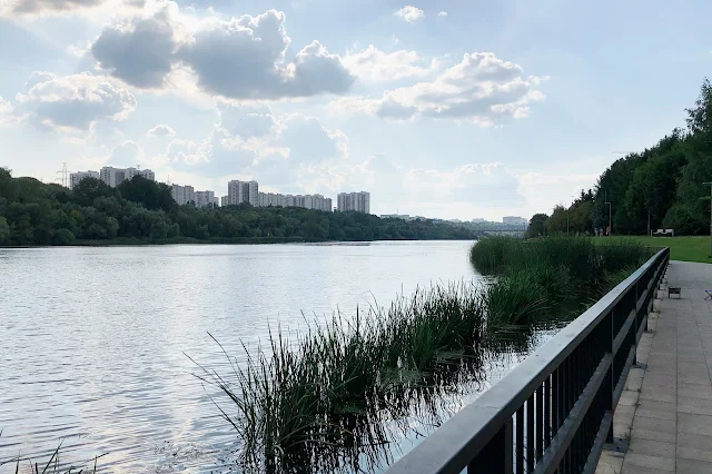 набережная парка имени 850-летия города Москвы, вид на Сабурово, Москва-река