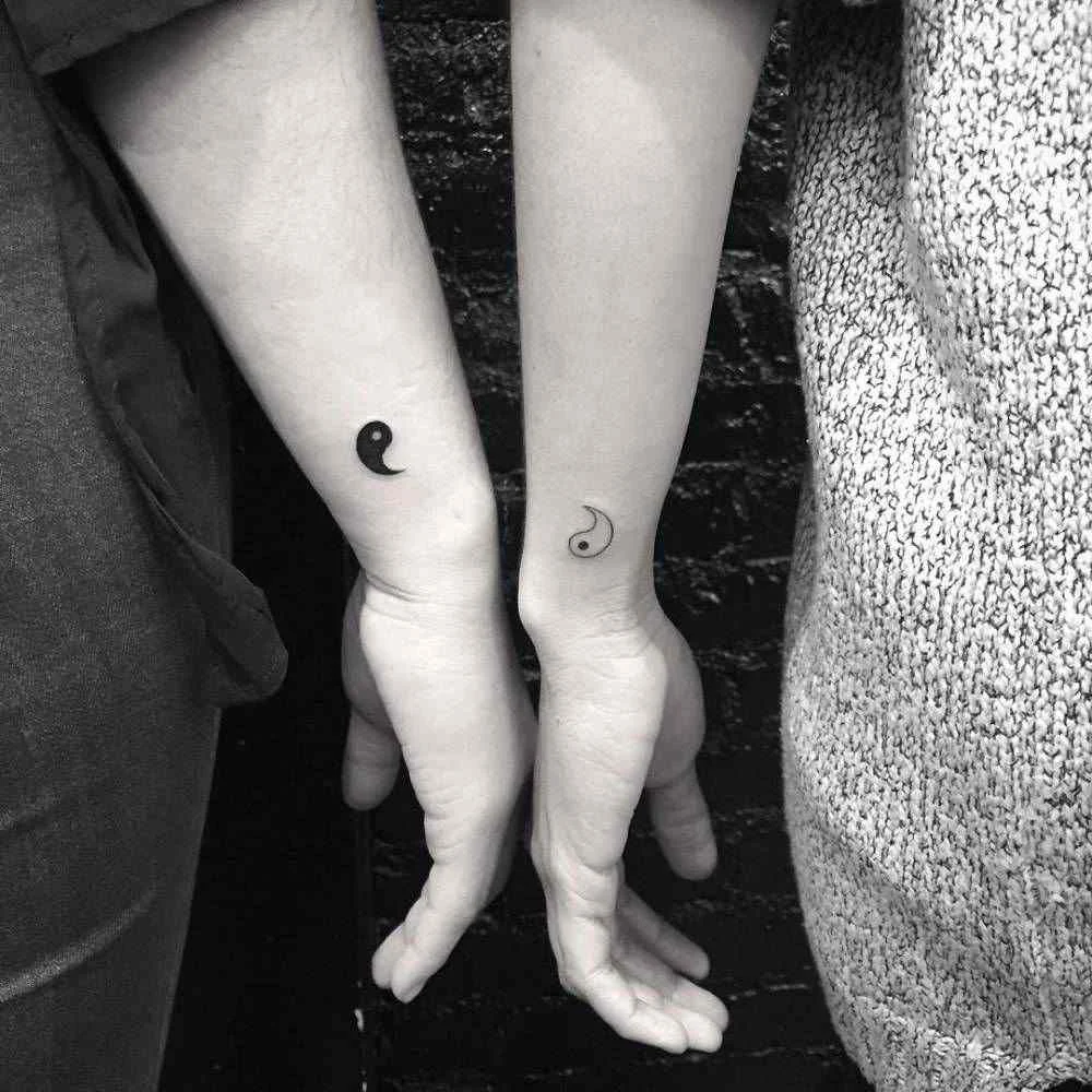 Vemos un precioso tatuaje para pareja de yin Yang