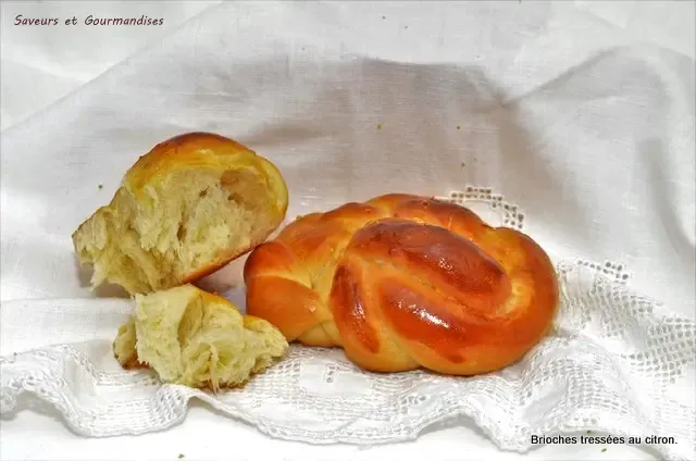 "Zoom sur la mie aérée d’une brioche tressée au citron"