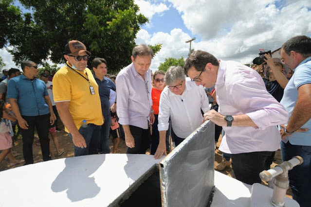 João Azevêdo entrega cisternas, ônibus escolar e inspeciona obras da Educação no Sertão do Estado