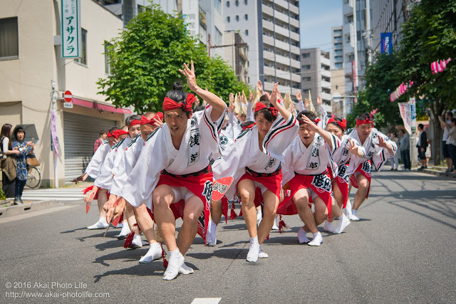 マロニエ祭りで浅草雷連の男踊りの踊り手達を撮影した写真