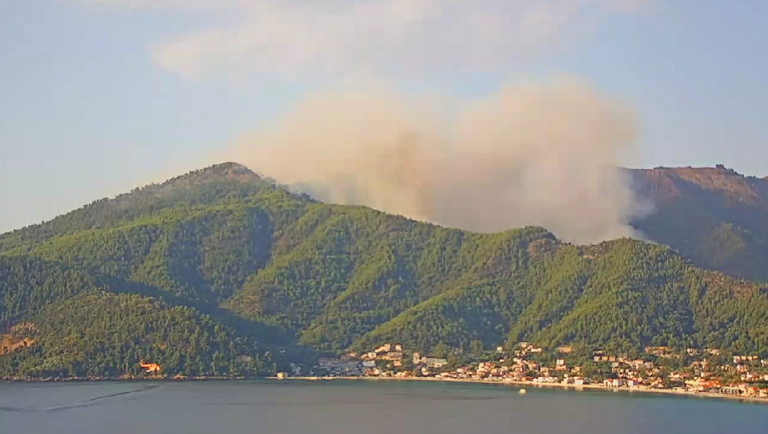 102 πυροσβέστες, 6 αεροσκάφη και 6 ελικόπτερα στη Θάσο