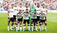 VALENCIA C. F. Temporada 2019-20. Ferran Torres, Gabriel Paulista, Maxi Gómez, Ezequiel Garay, Cillessen, Kondogbia, Dani Parejo. Denís Chéryshev, Jaume Costa, Francis Coquelin, Daniel Wass. CLUB ATLÉTICO DE MADRID 1 🆚 VALENCIA C. F. 1 Sábado 19/10/2019, 16:00 horas. Campeonato de Liga de 1ª División, jornada 9. Madrid, estadio Wanda Metropolitano: 61.603 espectadores. GOLES: ⚽1-0: 36’, Diego Costa, de penalti. ⚽1-1: 81’, Dani Parejo, de falta directa.