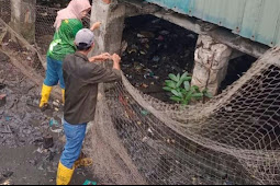 Menciptakan Kawasan Bersih di Pesisir, Pemko Tj Pinang Sediakan Jaring dan Perahu bawa Sampah 