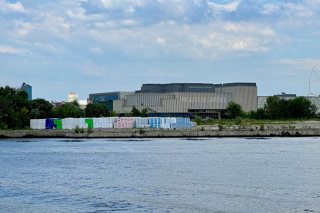 Строгинский полуостров, Москва-река, вид на Тушино, грузовой причал Сходня, спортивный комплекс «Чкалов Арена» (построен в 2021 году)