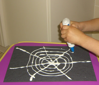 Halloween Craft Ideas Construction Paper on Preschool Crafts For Kids   Halloween Chalk Spider Web Craft