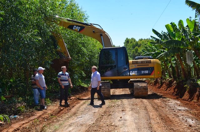 Secretaria de Obras trabalha no alargamento da antiga estrada geral do Montanhão em Siderópolis