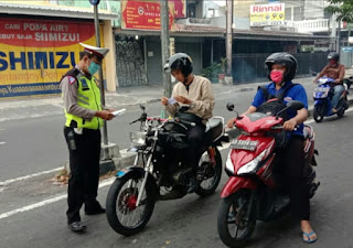 Ops Patuh Progo 2021, Polsek Umbulharjo Bagikan Masker ke Pengguna Jalan