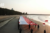 Upacara di Tepi Pantai Semilir Tuban, Warga Kibarkan Bendera Sepanjang 45 Meter