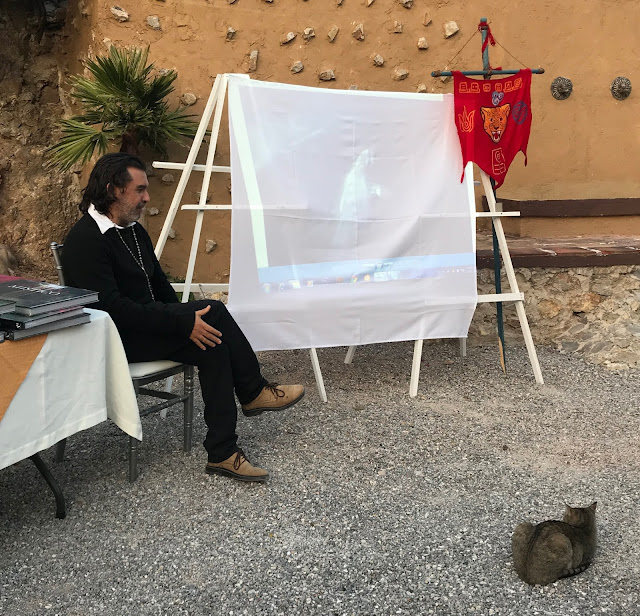 Este viaje ha transcurrido por desiertos llenos de cruces y ángeles:  https://chicosanchez.com/noticias/f/en-la-pe%C3%B1a-de-bernal-con-los-%C3%A1ngeles Presentando mis libros en el Hostal Medieval en las faldas de la Peña de Bernal, en San Sebastián Bernal, en el estado mexicano de Querétaro. #viajes #querétaro #mexico #bernal #libros